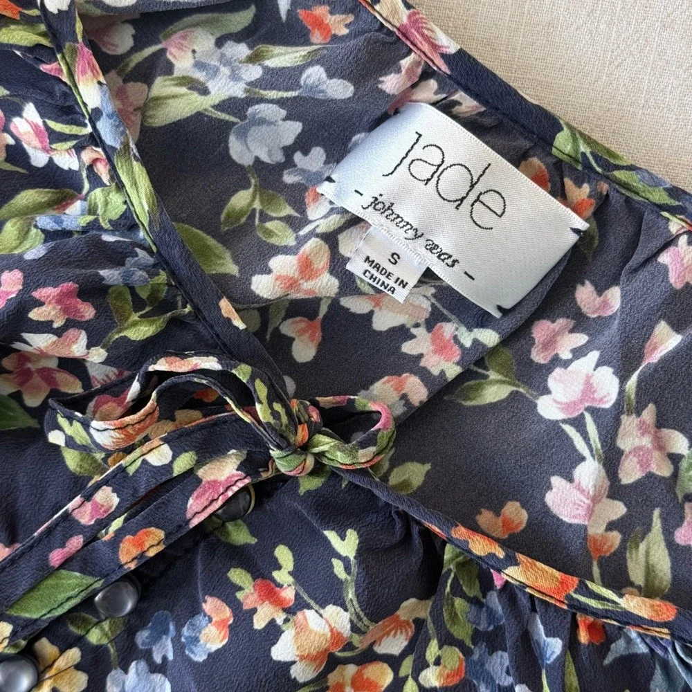 Jade Johnny Was Navy Floral 100%‎ Silk Puff Sleeve Tie Neck Blouse Small